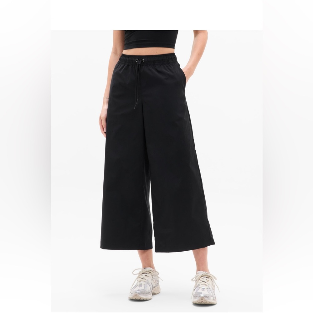 NWOT- Athleta -Women’s Midday Crop Pant